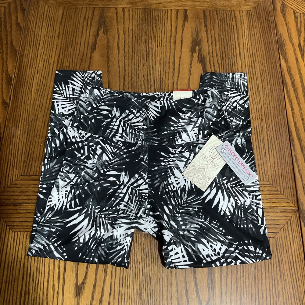 Balance Collection Black & White Palm-Print Capri Leggings Driwick